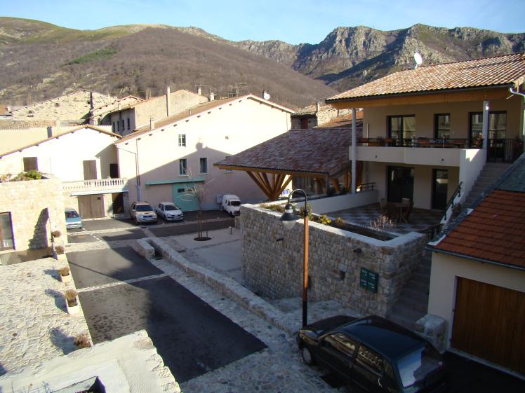vue vers les logements et la halle