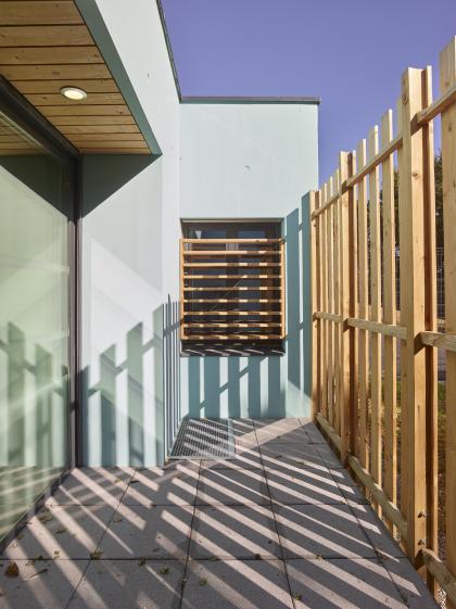 Patio protégé ouvert sur le ciel