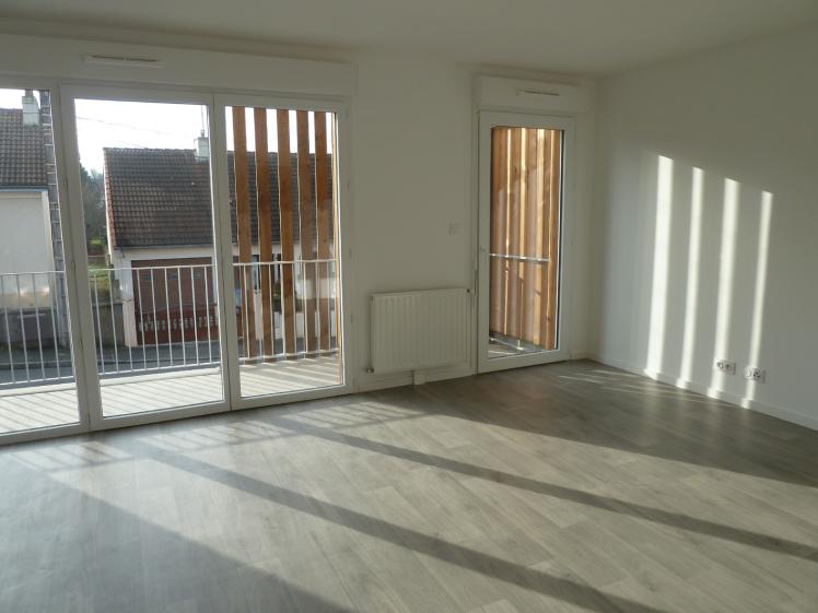 Jeu d'ombre et de lumière à l'intérieur d'un logement