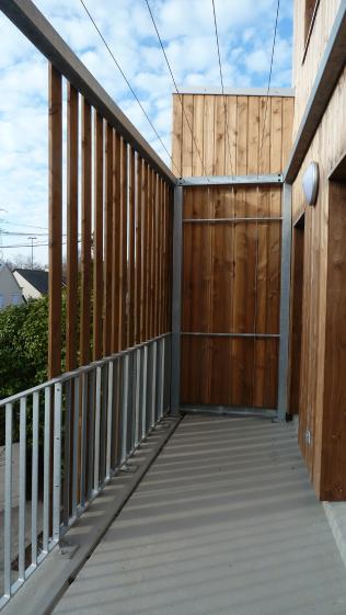 Balcon d'un logement ouvert puis protégé