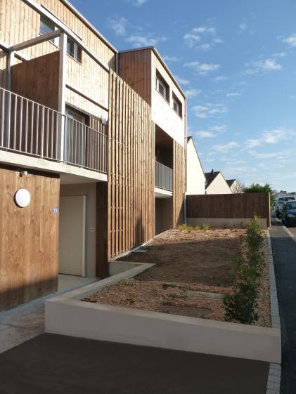 Le bardage bois se décline en claustras et lames brise-soleil