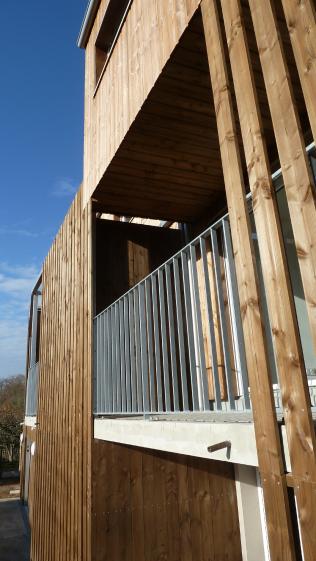 Jeu de matières : bois, béton, métal