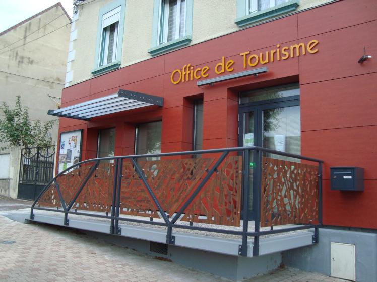 Vue sur entrée avec rampe PMR