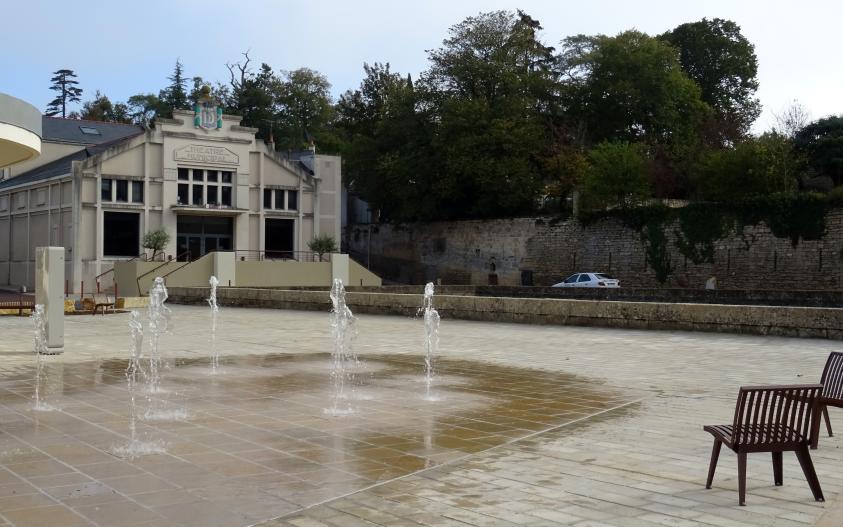doue_en_anjou_place_des_fontaines_1.jpg