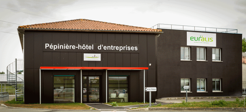 Photo de l'entrée dans le bâtiment.
