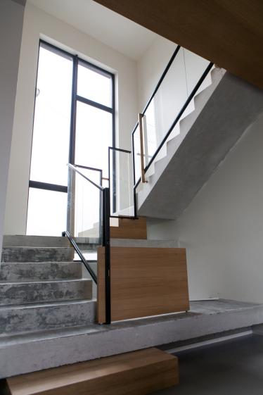 escalier béton avec portillons et marche chêne