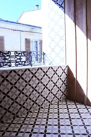 une baie existant dans la façade est transformée en petite loggia 