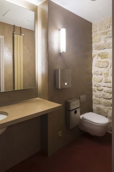 ambiance plus contemporaine pour les sanitaires en sous-sol