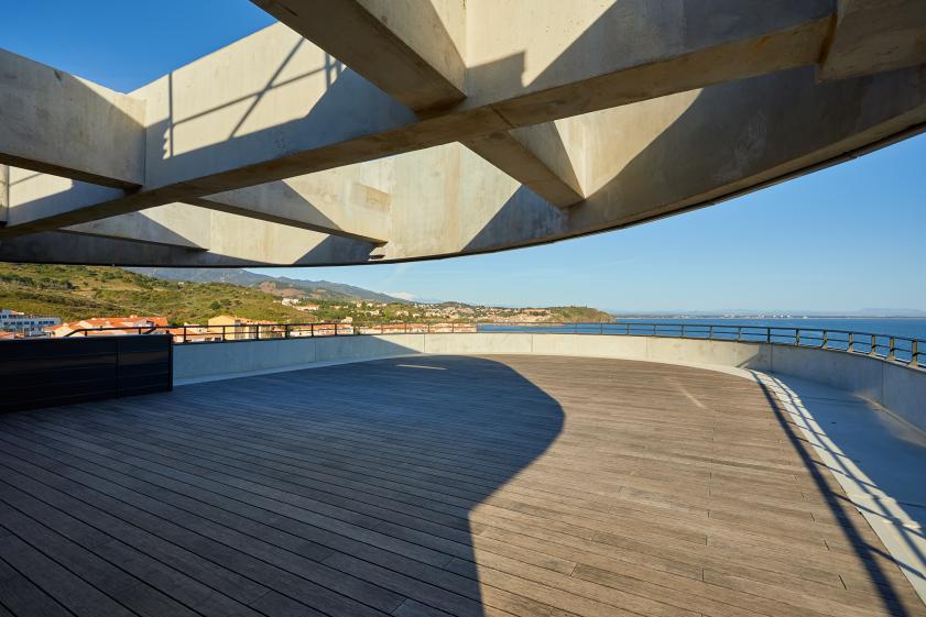 212-3164-technal-portvendres_by_laurent_descloux_-_terrasse_administration.jpg
