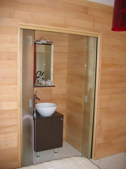 Un cabinet de toilette inclus dans une paroi