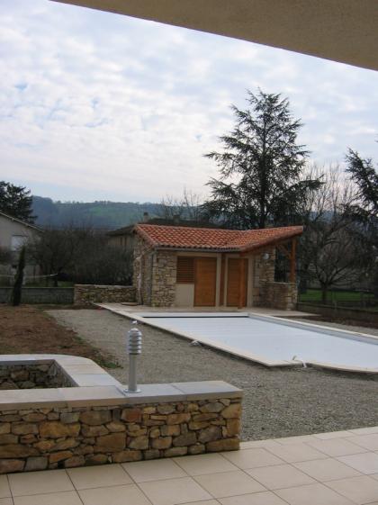 Aperçu de la piscine et de son local technique (temps couvert)