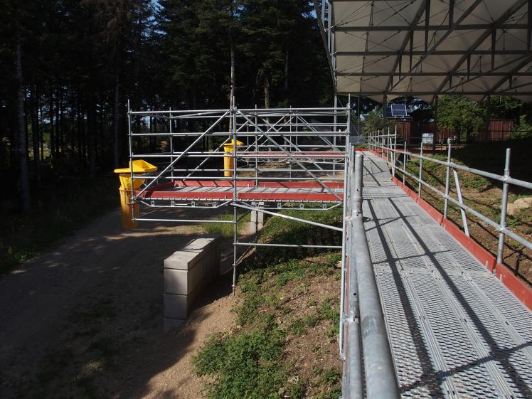 Création de passerelles pour les archéologues sous l'abri PC2 (Abri TESS)