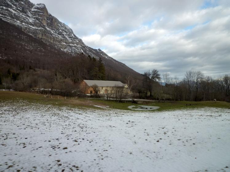 La ferme, porte de la tourbière, sous les falaises du Vercors
