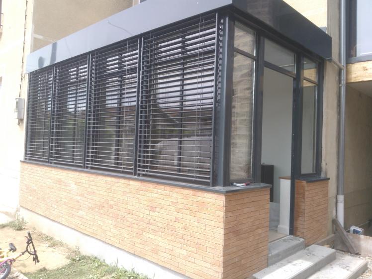 brises soleil orientables extérieures = gestion de la lumière et de l'ensoleille