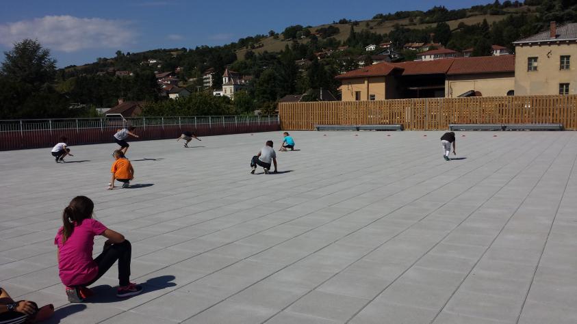 Toiture terrasse = extension de la cour de l'école primaire