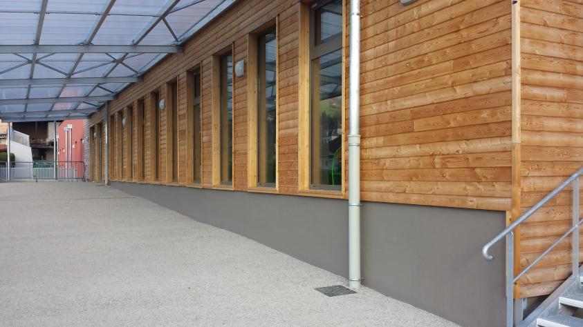 Rampe d'accès abritée (adapté PMR) à la salle de restauration 