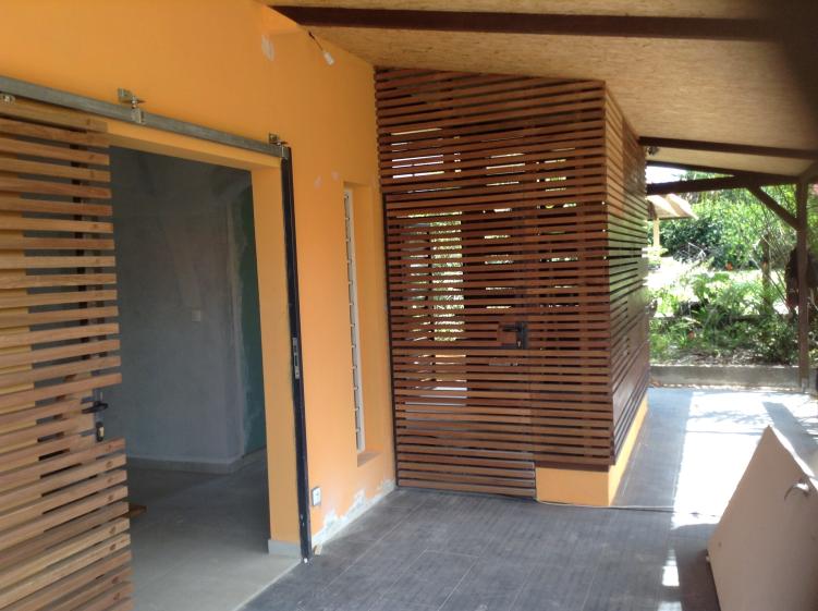 APRES TRAVAUX - la nouvelle terrasse avec l'entrée et la nouvelle menuiserie cou