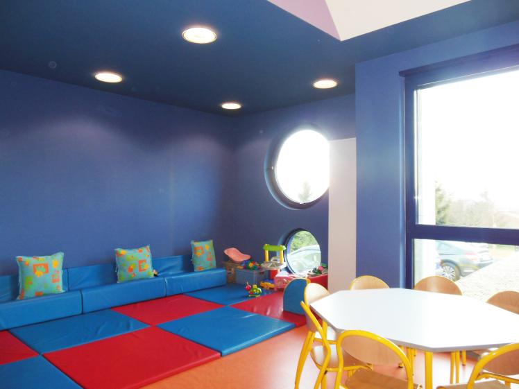 Moments paisibles non loin des autres enfants