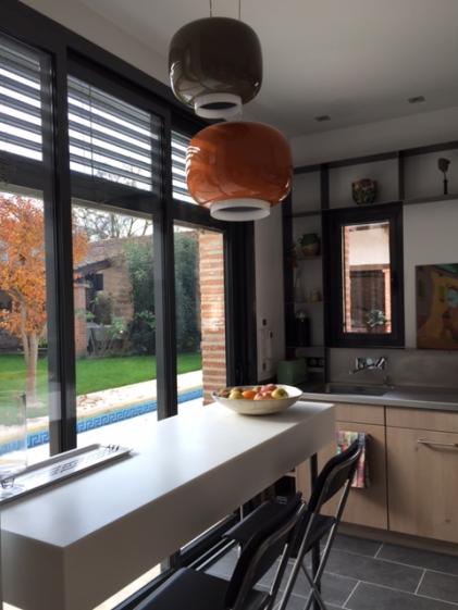 L'intérieur de la cuisine plus spacieuse, plus claire et beaucoup plus fonctionn