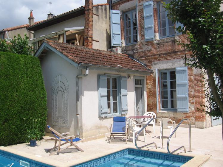Vue de la cuisine existante accolée à l'habitation.