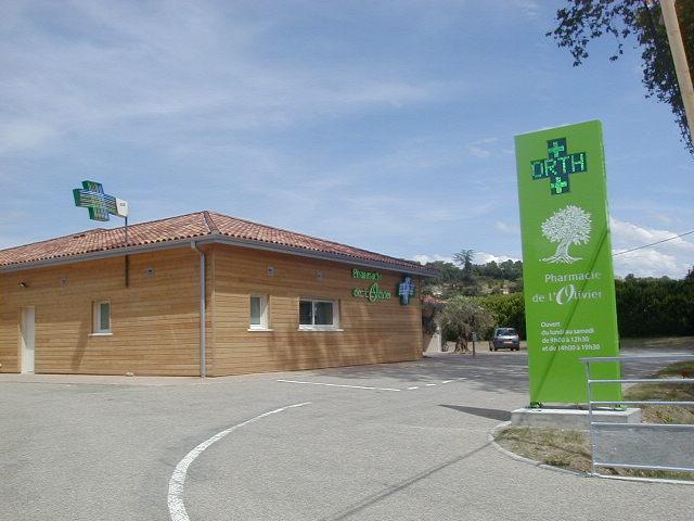 Construction d'une pharmacie avec murs en bardage bois.