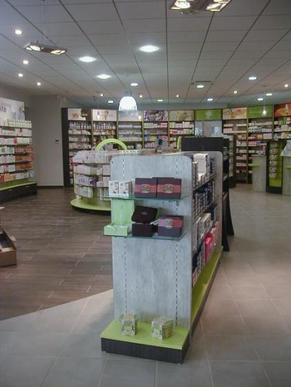 Intérieur de la pharmacie avec calepinage au sol de grands carreaux rectangulair