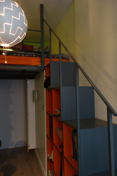 Mezzanine au-dessus de l'escalier menant au sous-sol