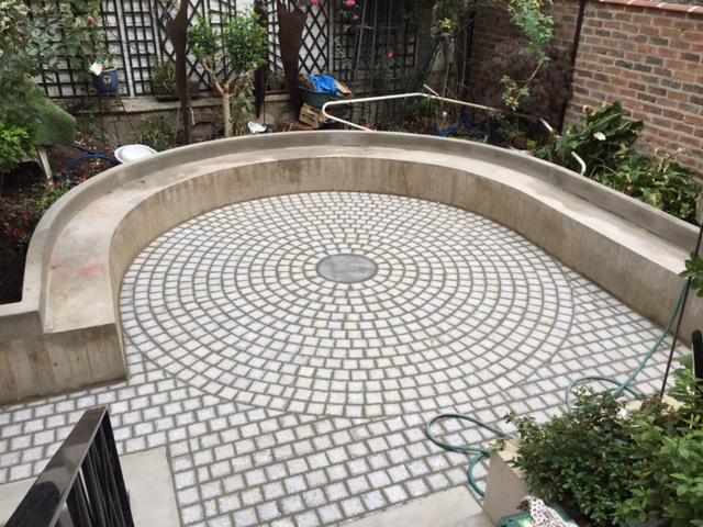 Jardin de jour avec pavés parisiens