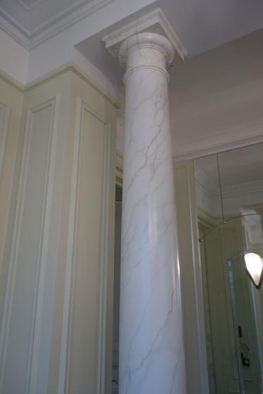 Peinture décorative imitant le marbre sur les colonnes de l'entrée