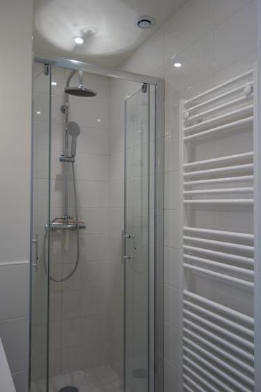 Petite salle d'eau optimisée