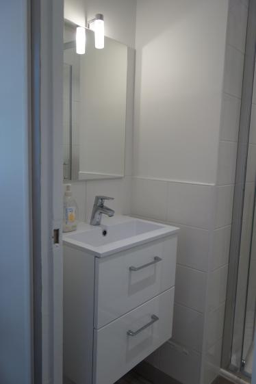Espace lavabo avec meuble gain de place 