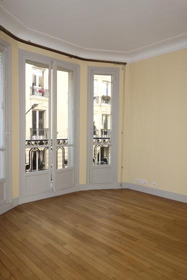 Salon avec mise en valeur des moulures et du bow-windows