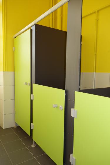 Sanitaires colorés et adaptés aux enfants de maternelle 
