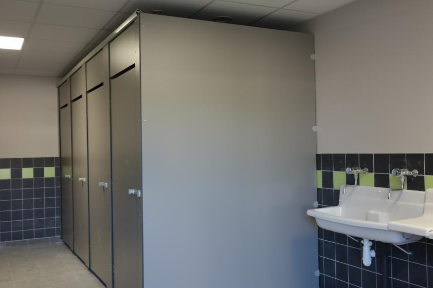 Sanitaires filles accessibles