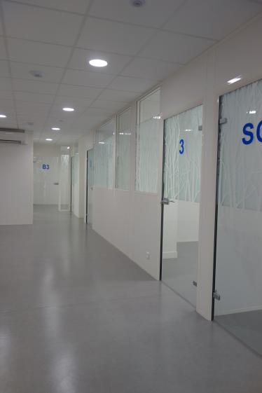 Dégagement lumineux avec les cloisons vitrées des secrétariats