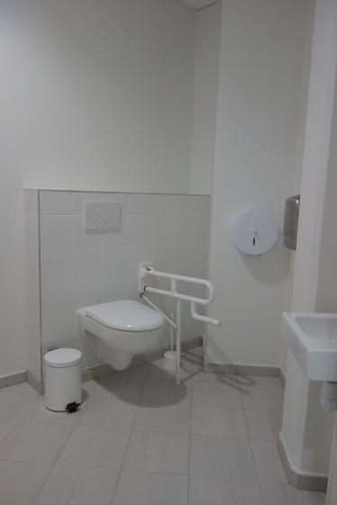 Sanitaire accessible aux personnes à mobilité réduite