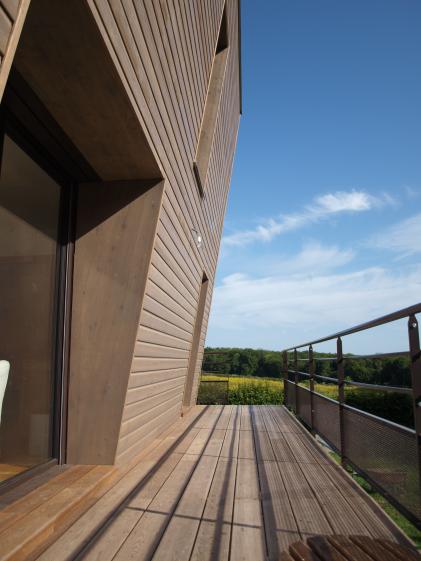 Terrasse/coursive  entourant la maison