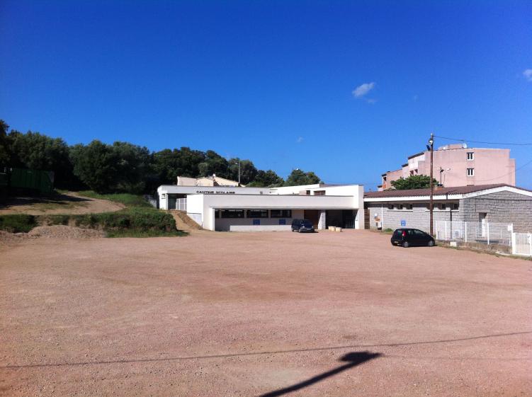 création d'une salle de classe supplémentaire dans la continuité de la cour de l