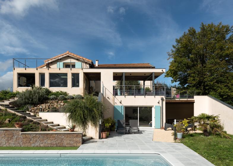 Extension d'une maison pour aménager une studio encastré dans la pente du terrai