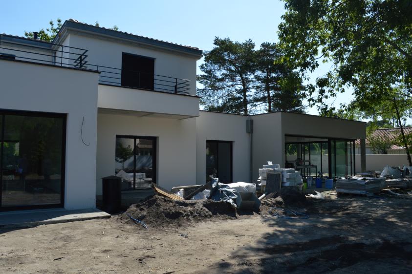 DETAIL FACADE SUR JARDIN- LE SEJOUR ET LA PISCINE INTERRIEUR EN ARRIERE PLAN
