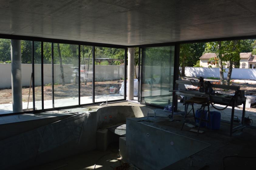 LA PISCINE LARGEMENT VITREE SUR LE JARDIN 