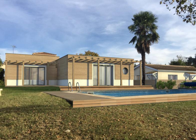 Extension d'une maison d'habitation et création d'un patio autour d'un arbre exi