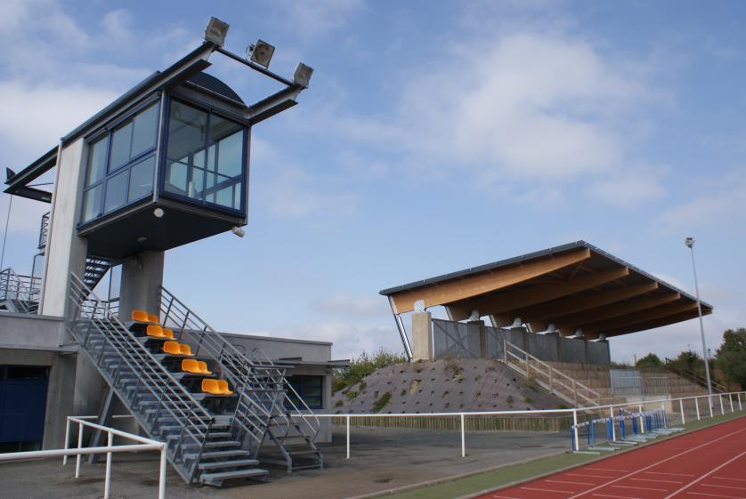 1-vestiaires_tour_de_chronometrie_et_couverture_des_gradins_au_stade_dathletisme
