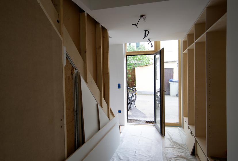 Vue sur le hall d'entrée et la porte d'entrée