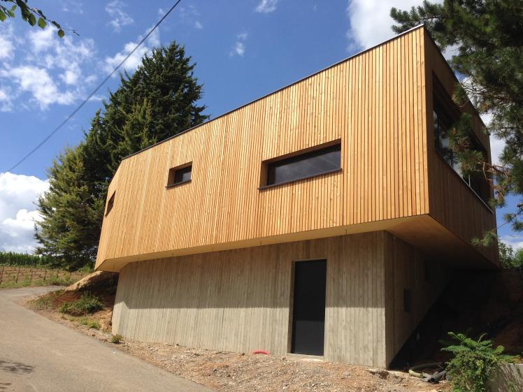 Pool House assis dans le talus du site