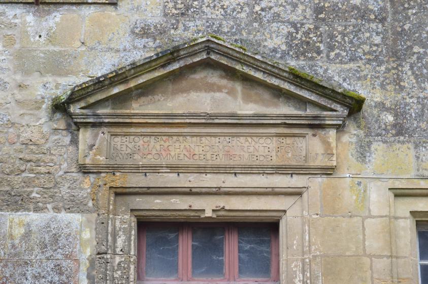 Le fronton portant la date de 1557