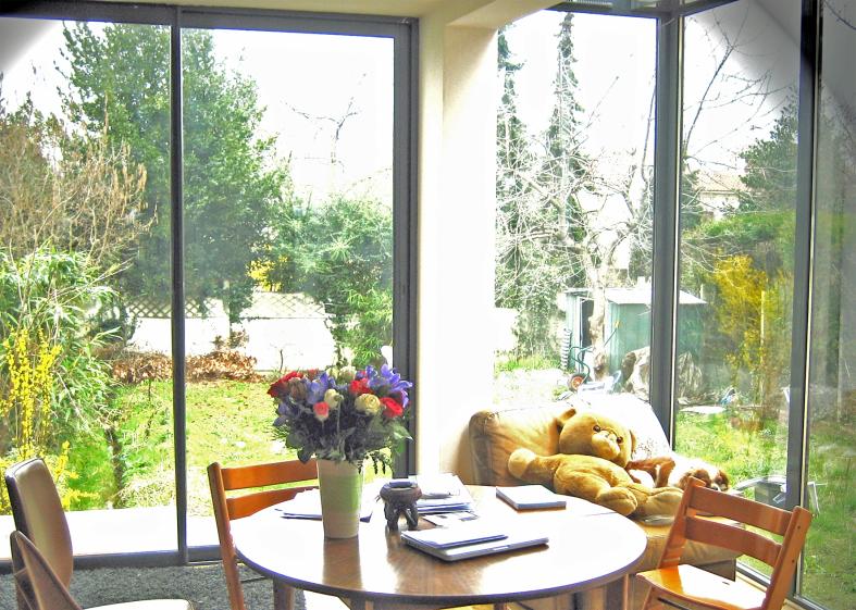 Salle à manger avec vue sur le jardin