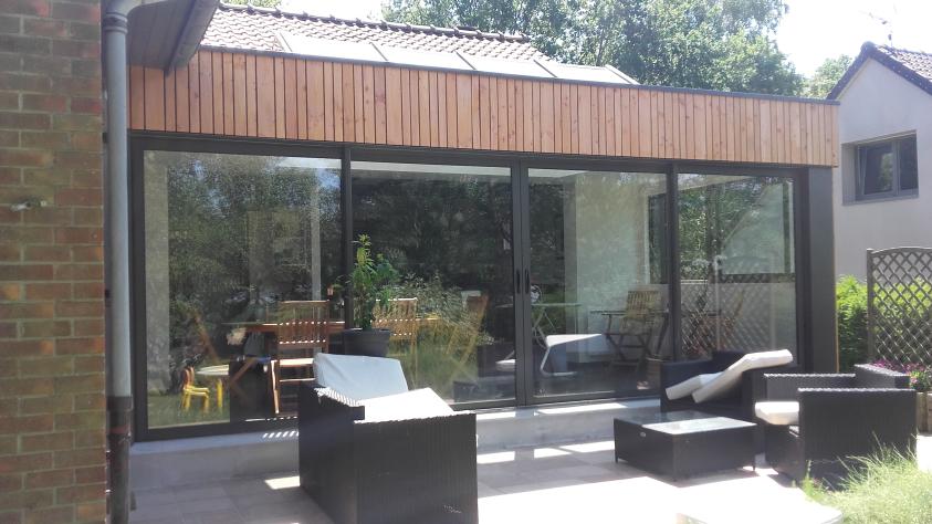 la terrasse créée permet le prolongement de l'espace de vie sur le jardin