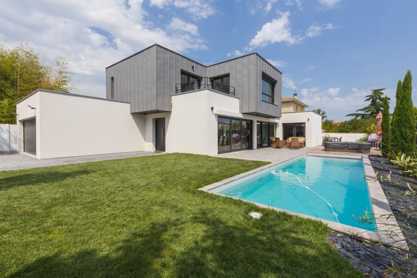 vue extérieure maison et piscine