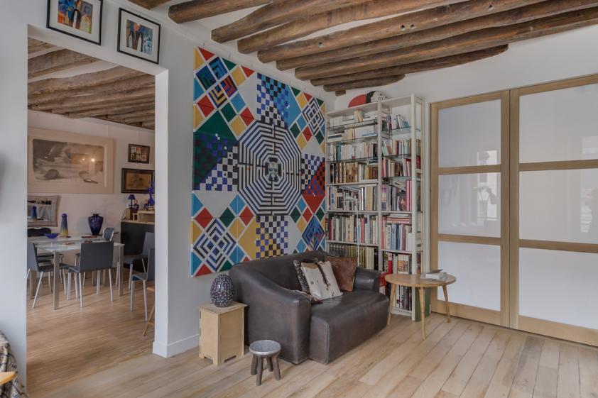 Salon avec ouverture sur chambre